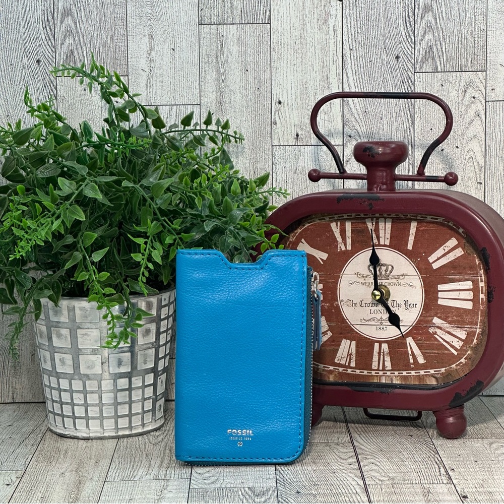 FOSSIL - Vintage NWOT Blue Leather Zip Around Wallet Phone Case Card Holder